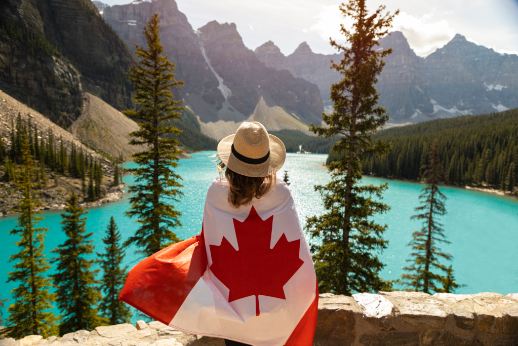 mulher envolta da bandeira do canadá