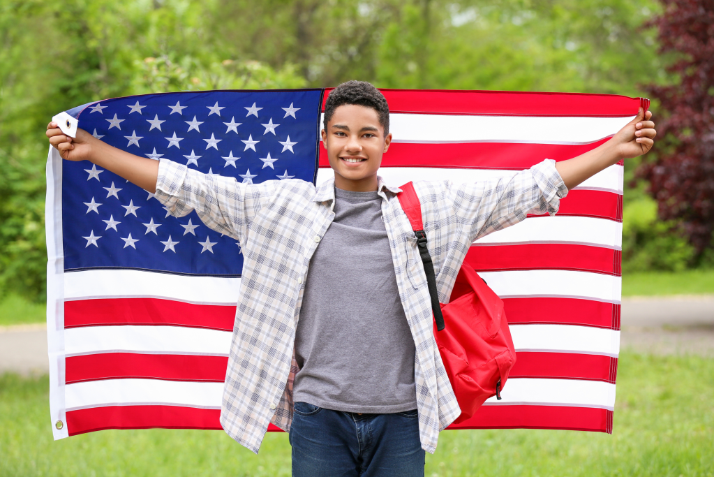 estudante com a bandeira dos Estados Unidos 